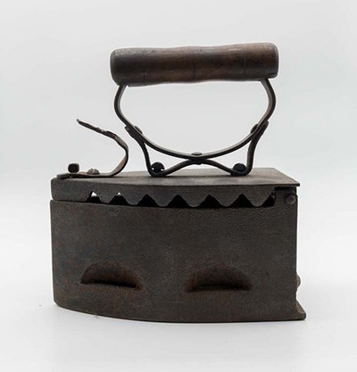 Утюг старинный чугунный с дубовой ручкой