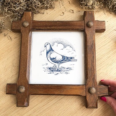 Плитка изразец Голубь в деревянной раме
