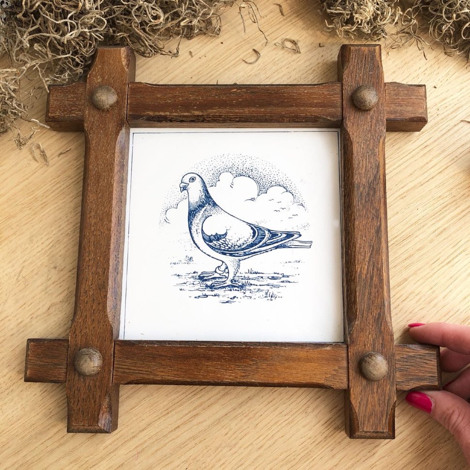 Плитка изразец Голубь в деревянной раме