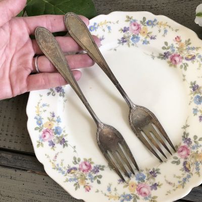 Вилка рыбная с резным орнаментом по краю 