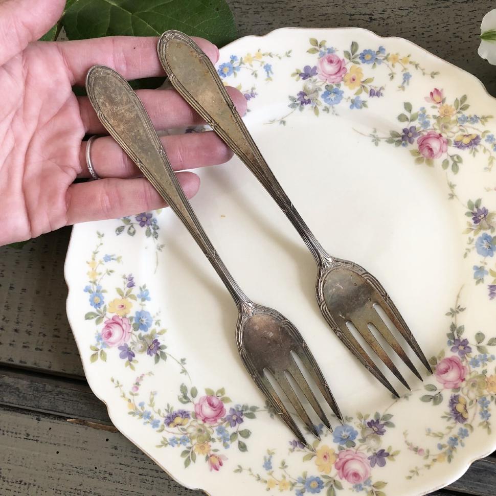 Вилка рыбная с резным орнаментом по краю 