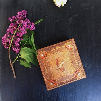 Деревянная шкатулка