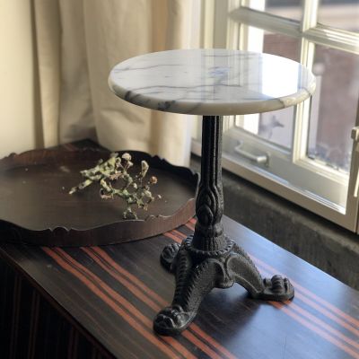 Столик 35 см, столешница мрамор, чугунная ножка