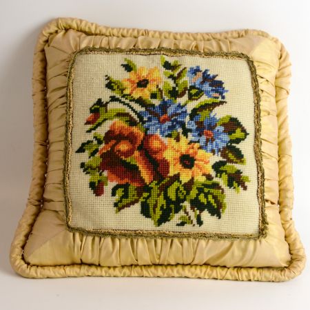 Подушка с вышивкой Цветы 32х32 см