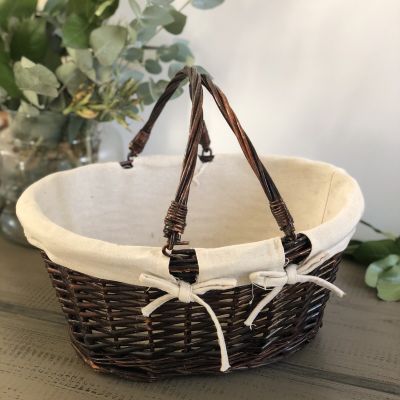 Корзина плетеная темная с двумя ручками и тканевой вставкой