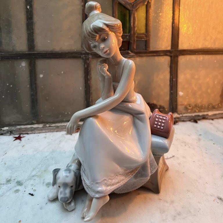 Статуэтка Девушка с телефоном 19 см LLadro Испания уценка