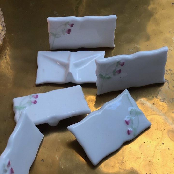 Карточка фарфоровая для сервировки стола Розовые цветы