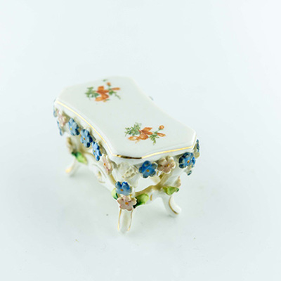 Миниатюрная декоративная скамеечка фарфор