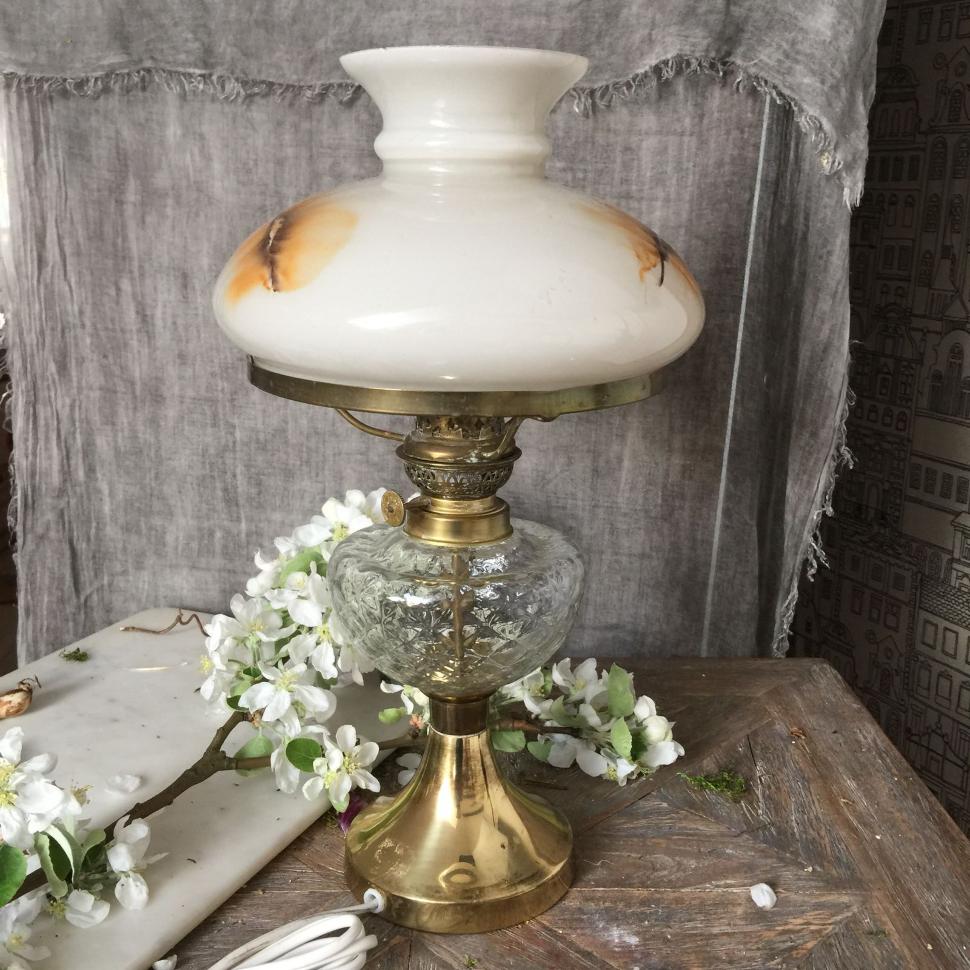 Лампа электрическая настольная в стиле масляной лампы 