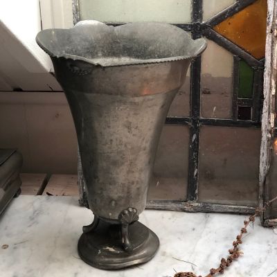 Ваза 25 см на ножке старинное олово (помятость)