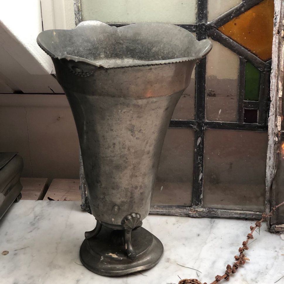 Ваза 25 см на ножке старинное олово (помятость)