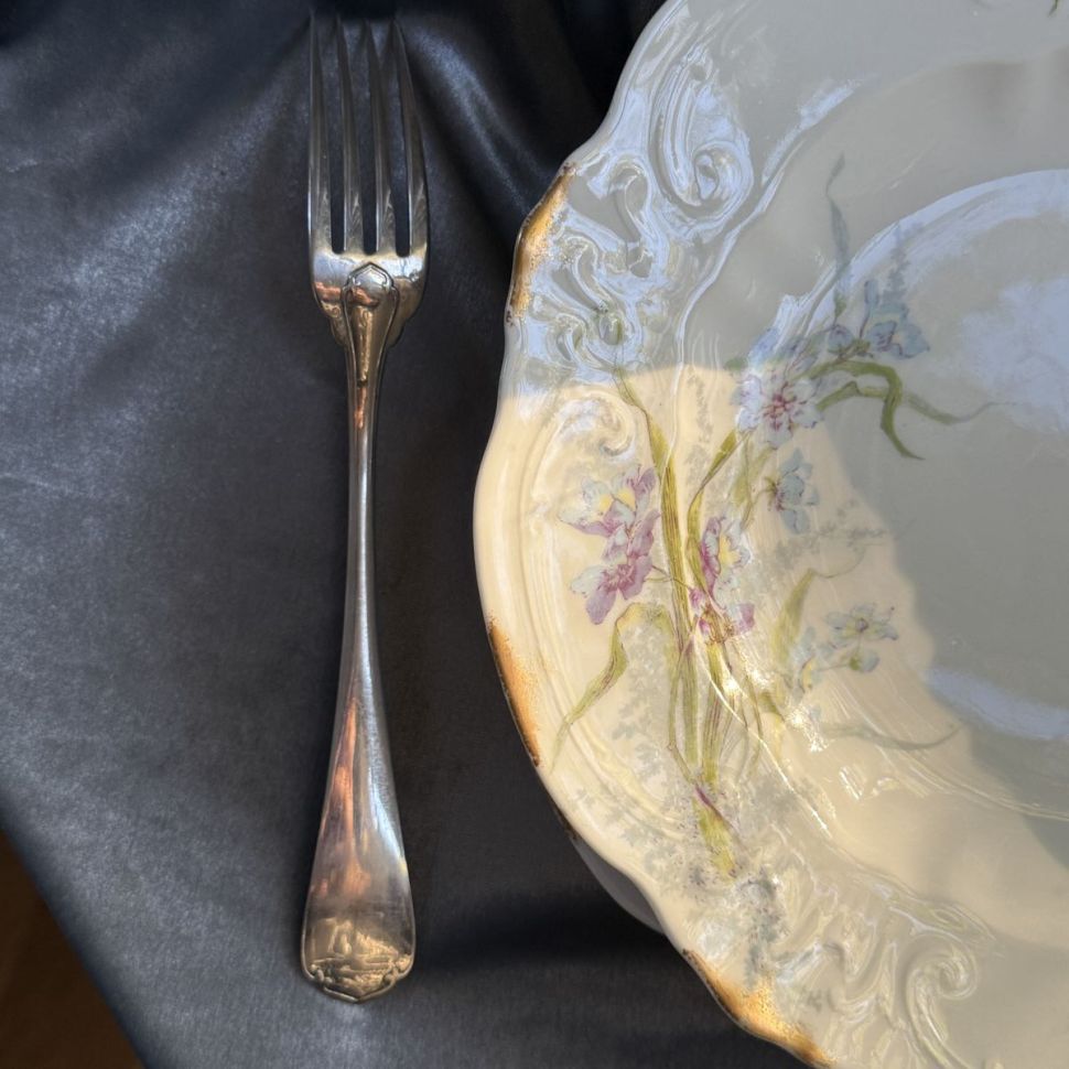 Тарелка Limoges Голубые ирисы 24 см фарфор 1895 гг. Франция 