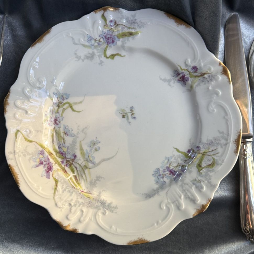 Тарелка Limoges Голубые ирисы 24 см фарфор 1895 гг. Франция 