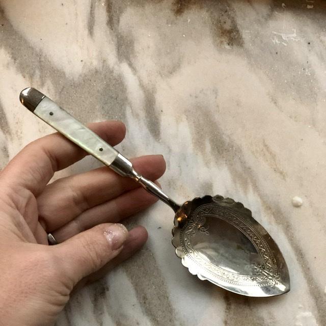 Ложка с перламутровой ручкой 