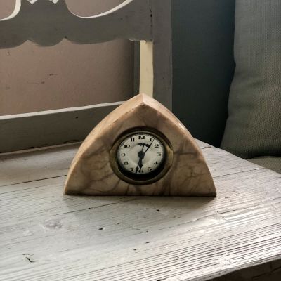 Часы механические в мраморном корпусе