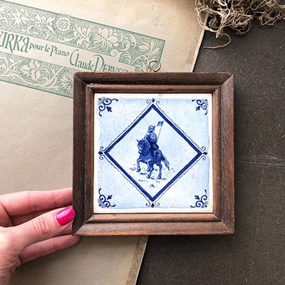 Плитка изразец Рыцарь в деревянной раме с подвесом