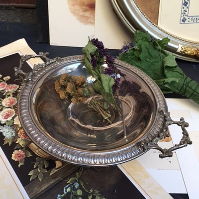 Ваза Фруктовница с двумя резными ручками, на ножке трещина