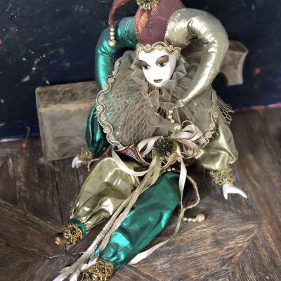 Кукла фарфоровая Арлекин