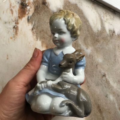 Статуэтка фарфор девочка с олененком