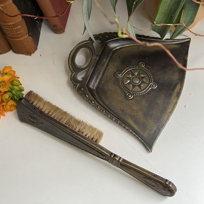 Щетка и совок для сметания крошек