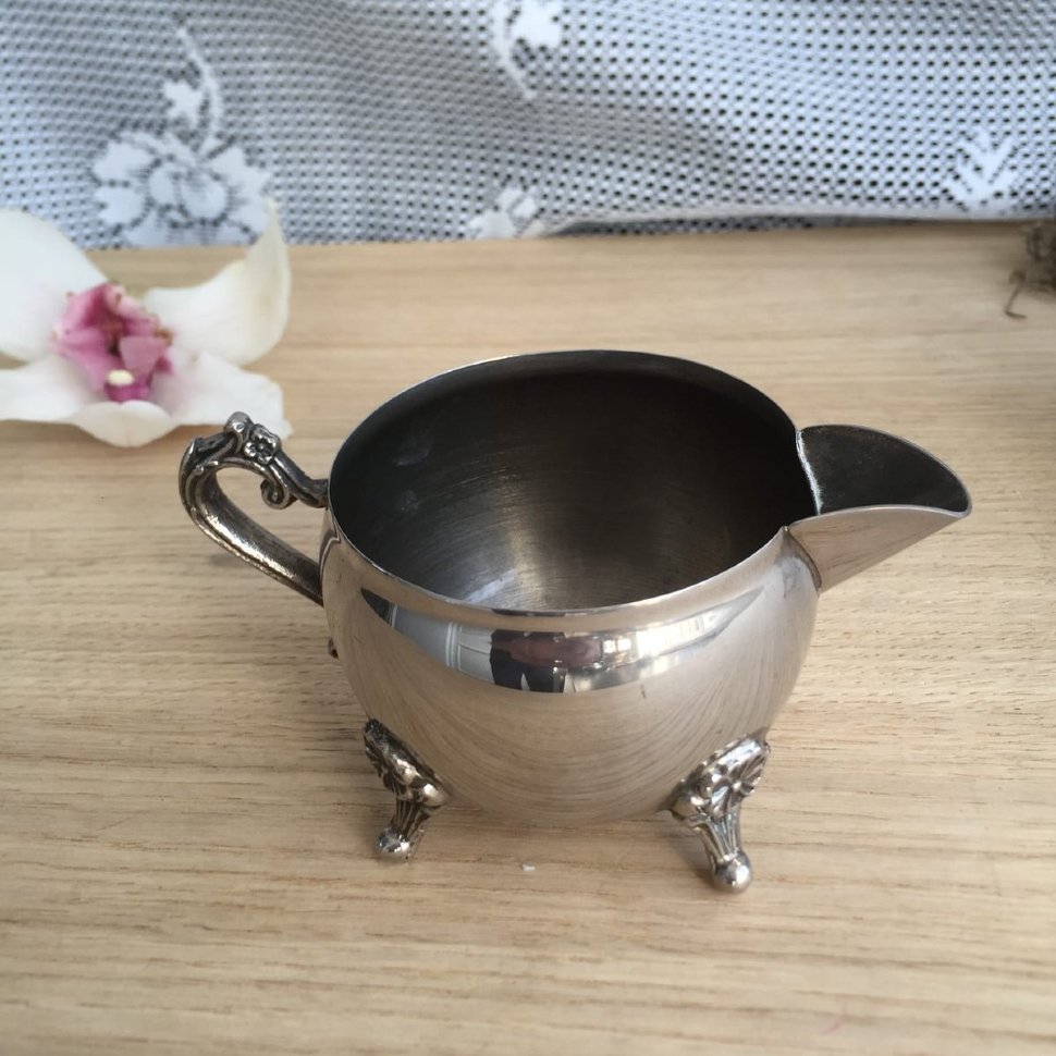 Молочник на четырёх ножках и фигурной ручкой