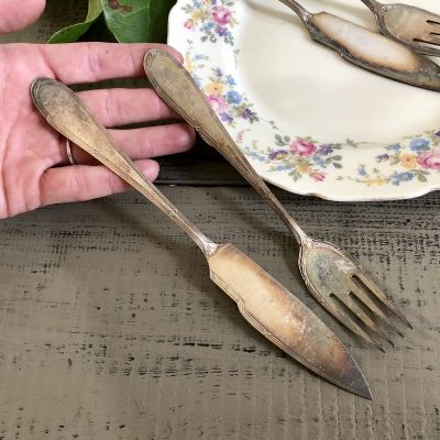 Нож и вилка для рыбы с орнаментом по краю