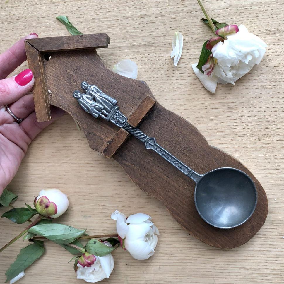 Ложка на оловянную свадьбу в подставке