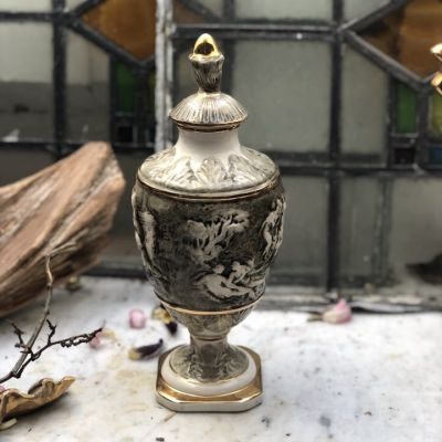 Ваза на ножке с крышкой Аллегория