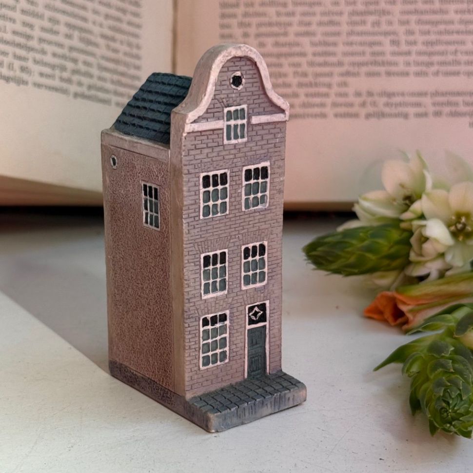 Статуэтка Голландский домик лиловый 10 см керамика