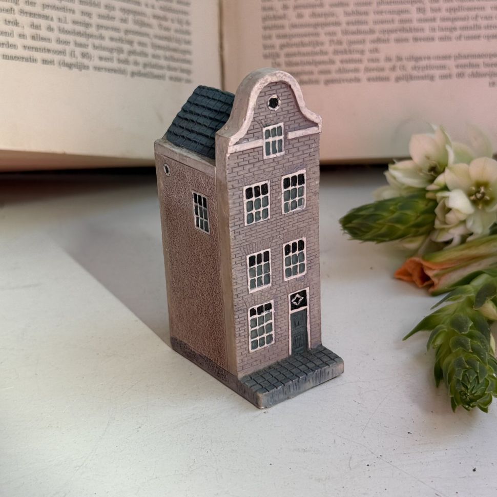 Статуэтка Голландский домик лиловый 10 см керамика