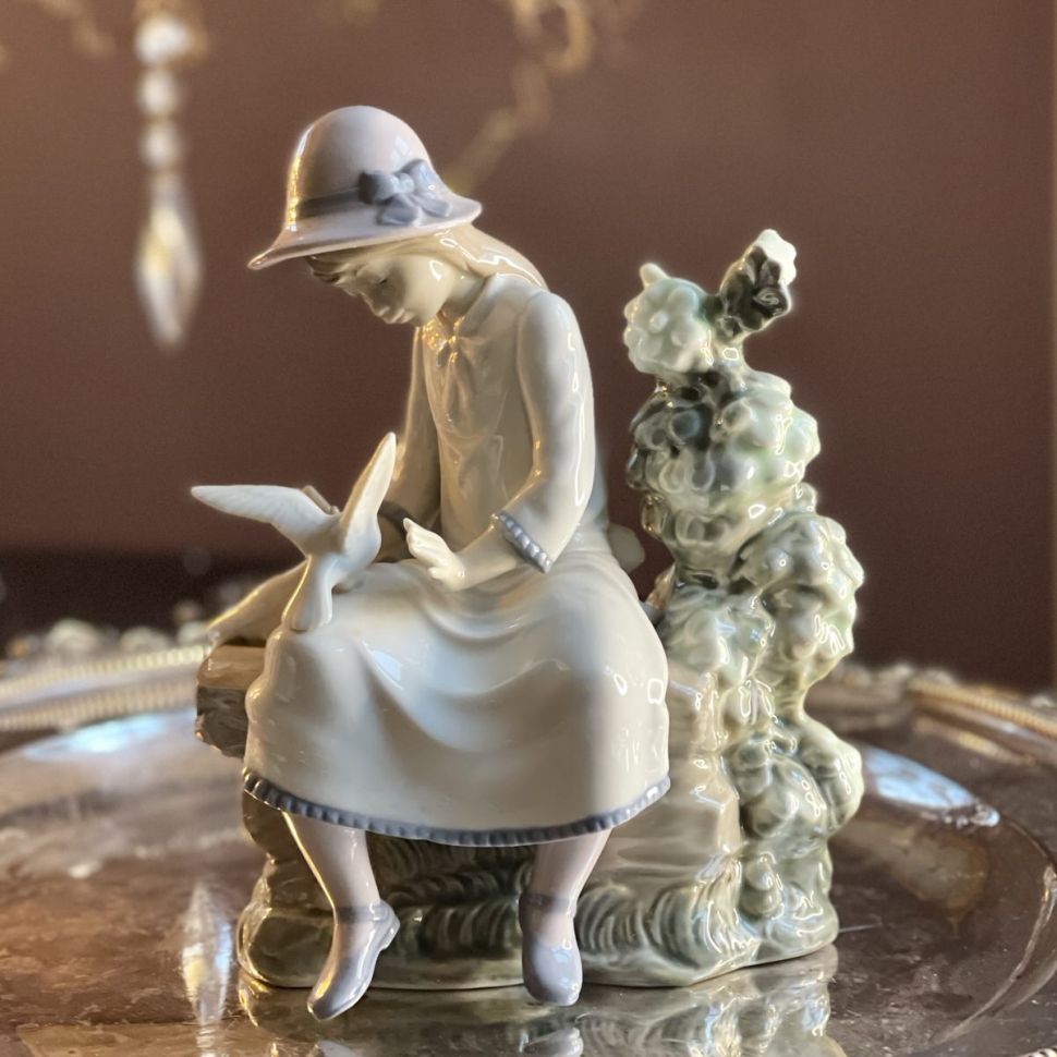 Статуэтка 22 см Nao by Lladro Девочка с голубями Испания