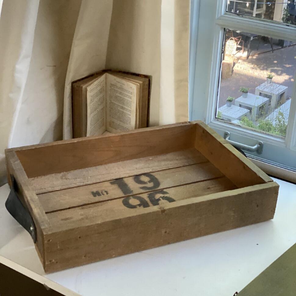 Ящик 1996 г. 50х34 см дерево с кожаными ручками