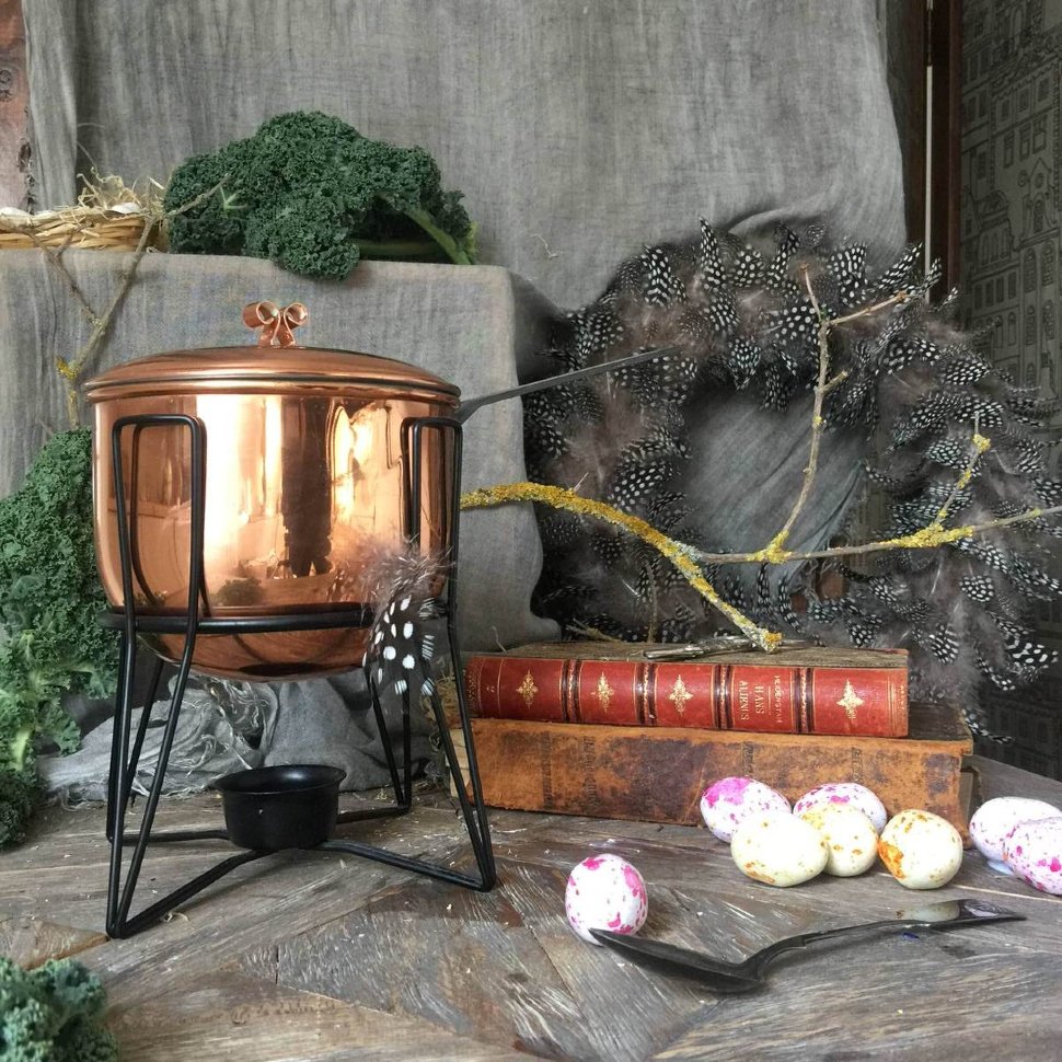 Медная кастрюля соусник на чугунной подставке грелке