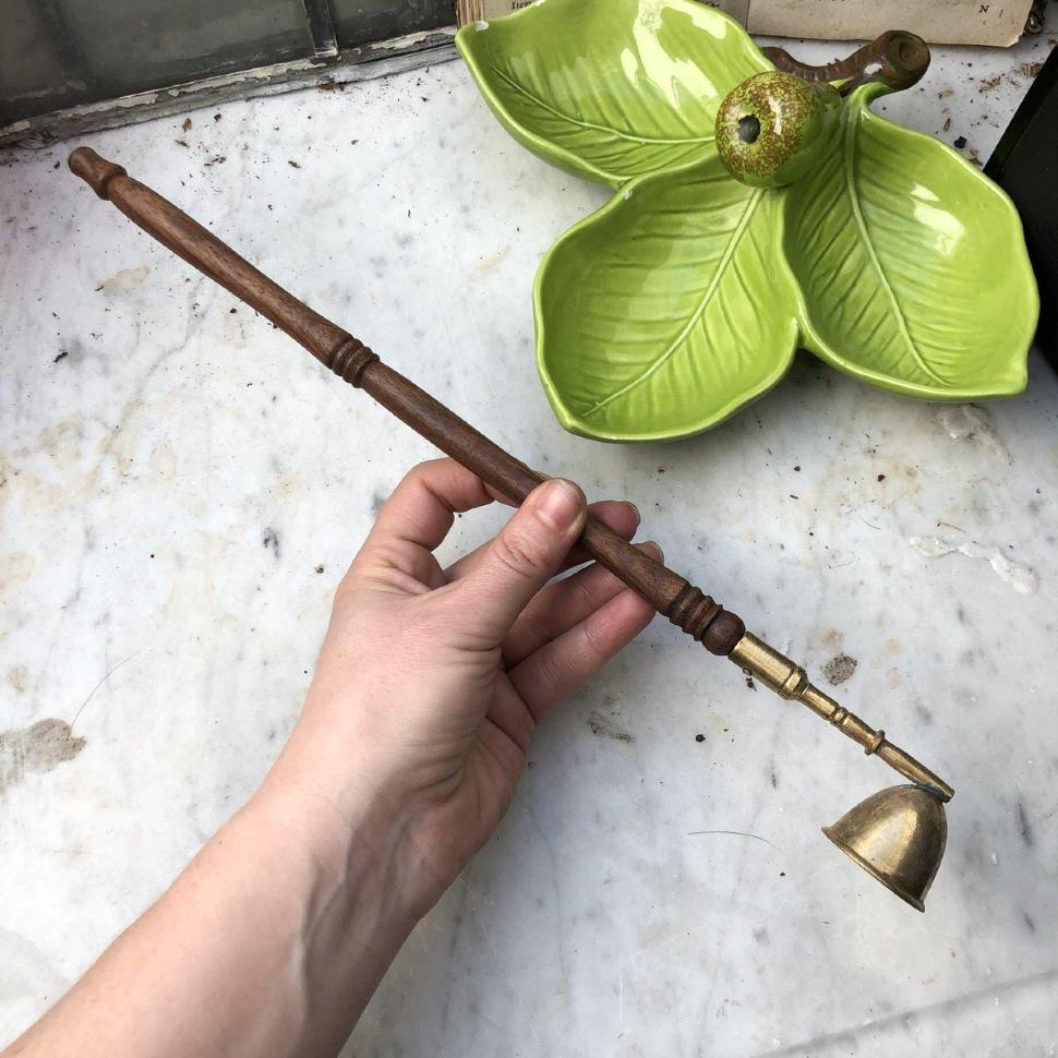 Тушитель гаситель для свечи латунь с деревянной ручкой