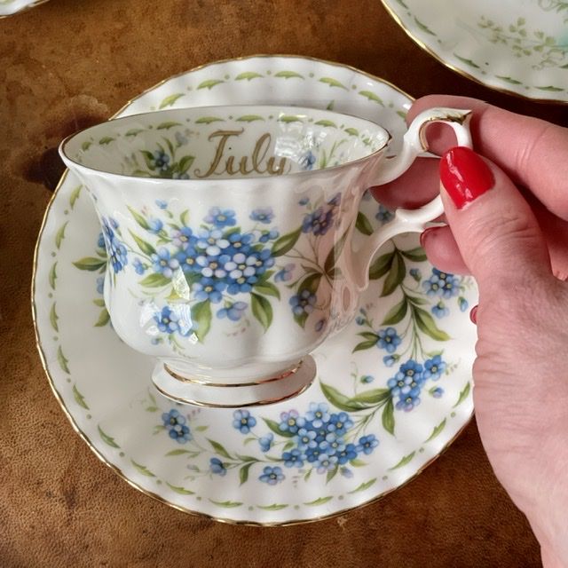 Чайная пара Royal Albert Июль 1970 г. 12 месяцев