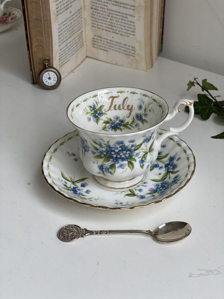 Чайная пара Royal Albert Июль 1970 г. 12 месяцев