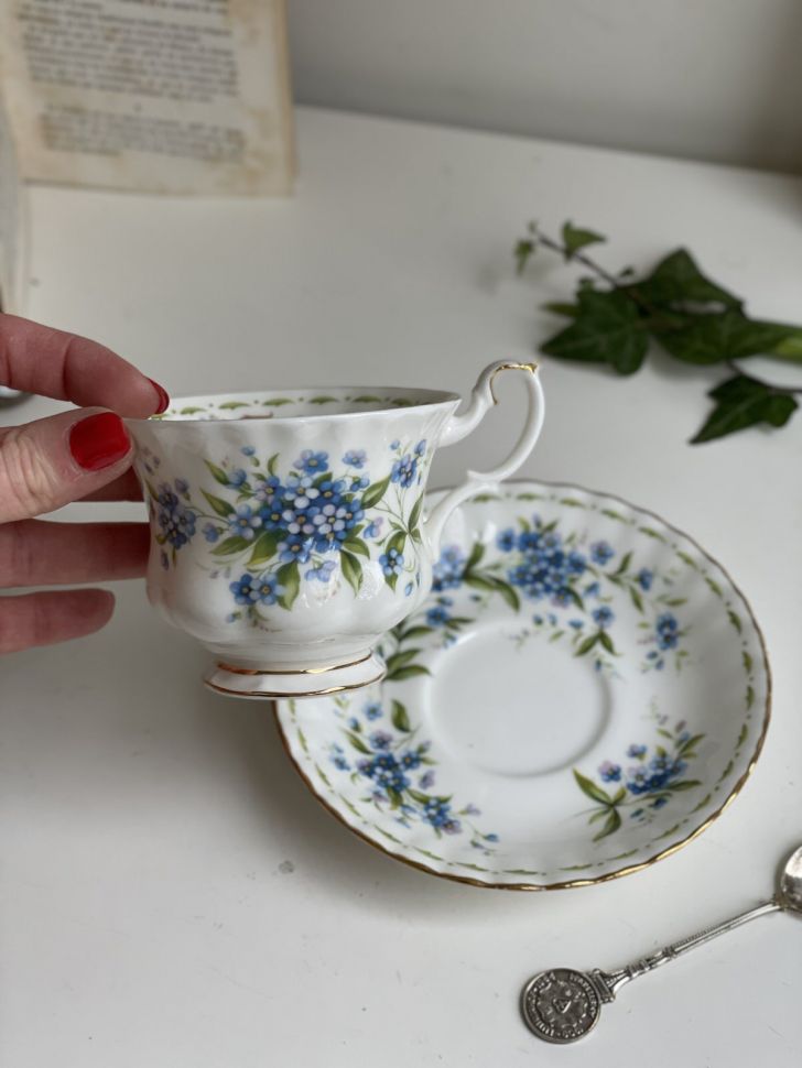 Чайная пара Royal Albert Июль 1970 г. 12 месяцев