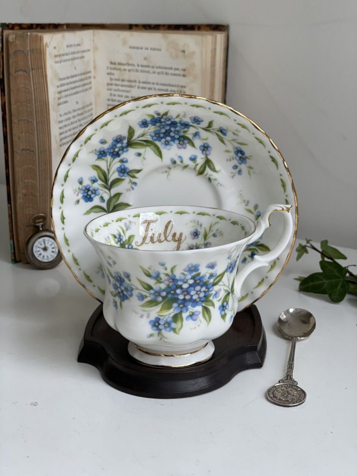 Чайная пара Royal Albert Июль 1970 г. 12 месяцев