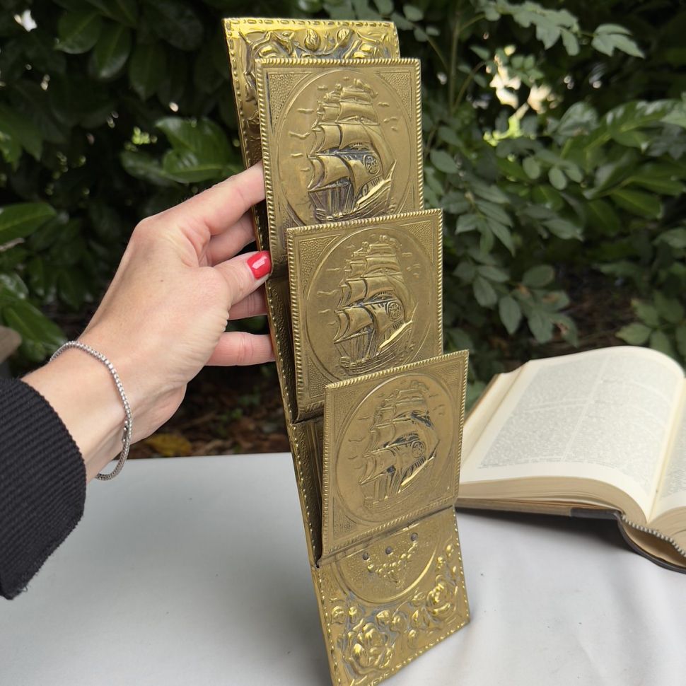 Подставка для писем или газет с рельефными изображениями латунь Франция 