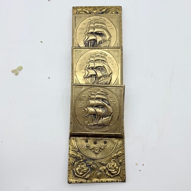 Подставка для писем или газет с рельефными изображениями латунь Франция