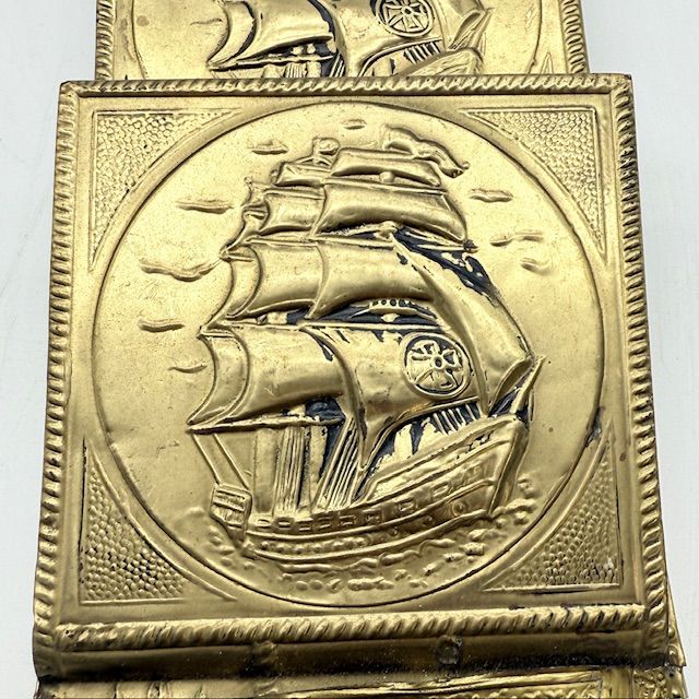 Подставка для писем или газет с рельефными изображениями латунь Франция