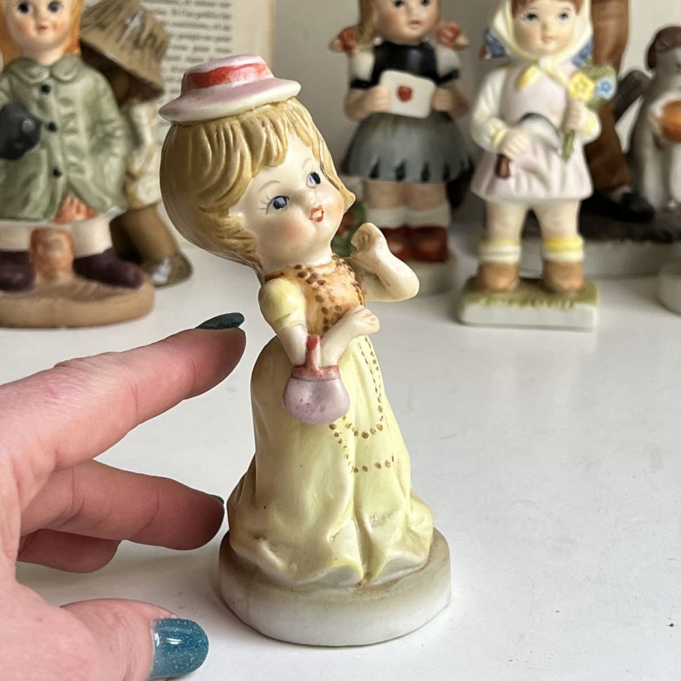 Статуэтка Девочка с сумочкой 13 см бисквитный фарфор