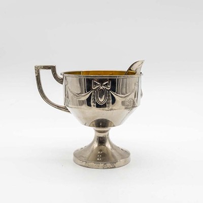 Молочник кубок с круглым постаментом сломан носик