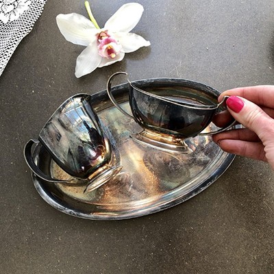 Набор из 3-х предметов: сахарница и молочник на блюде