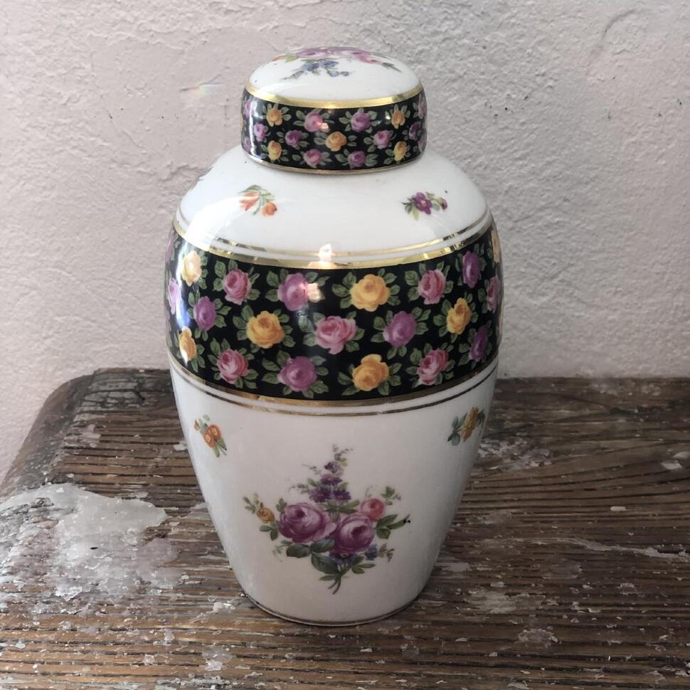 Ваза с крышкой 16 см Розы фарфор