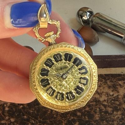 Часы-кулон Sheffield золочение механика 3 см Швейцария 1960 гг.