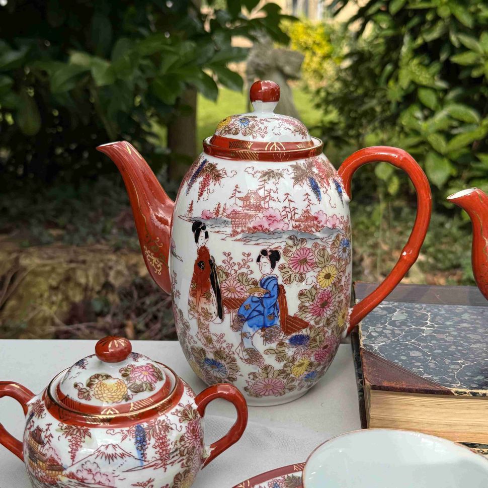 Кофейник чайник  Гейши в саду у Фудзиямы 1,3 л фарфор Япония        