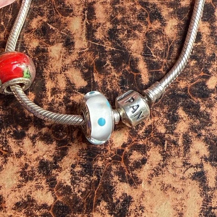 Шарм Pandora белый в голубой горох серебро муранское стекло