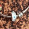 Шарм Pandora белый в голубой горох серебро муранское стекло