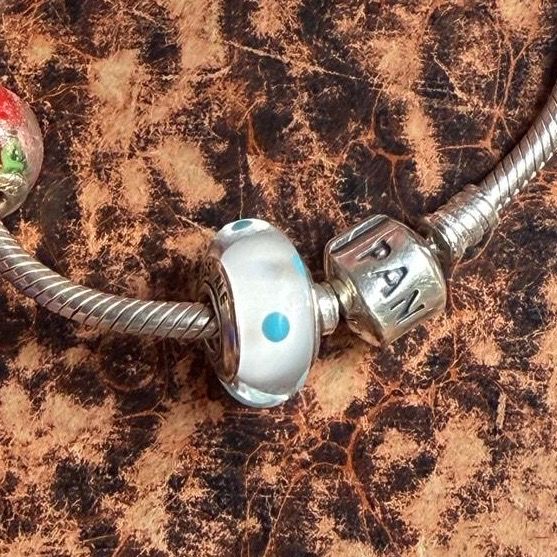 Шарм Pandora белый в голубой горох серебро муранское стекло